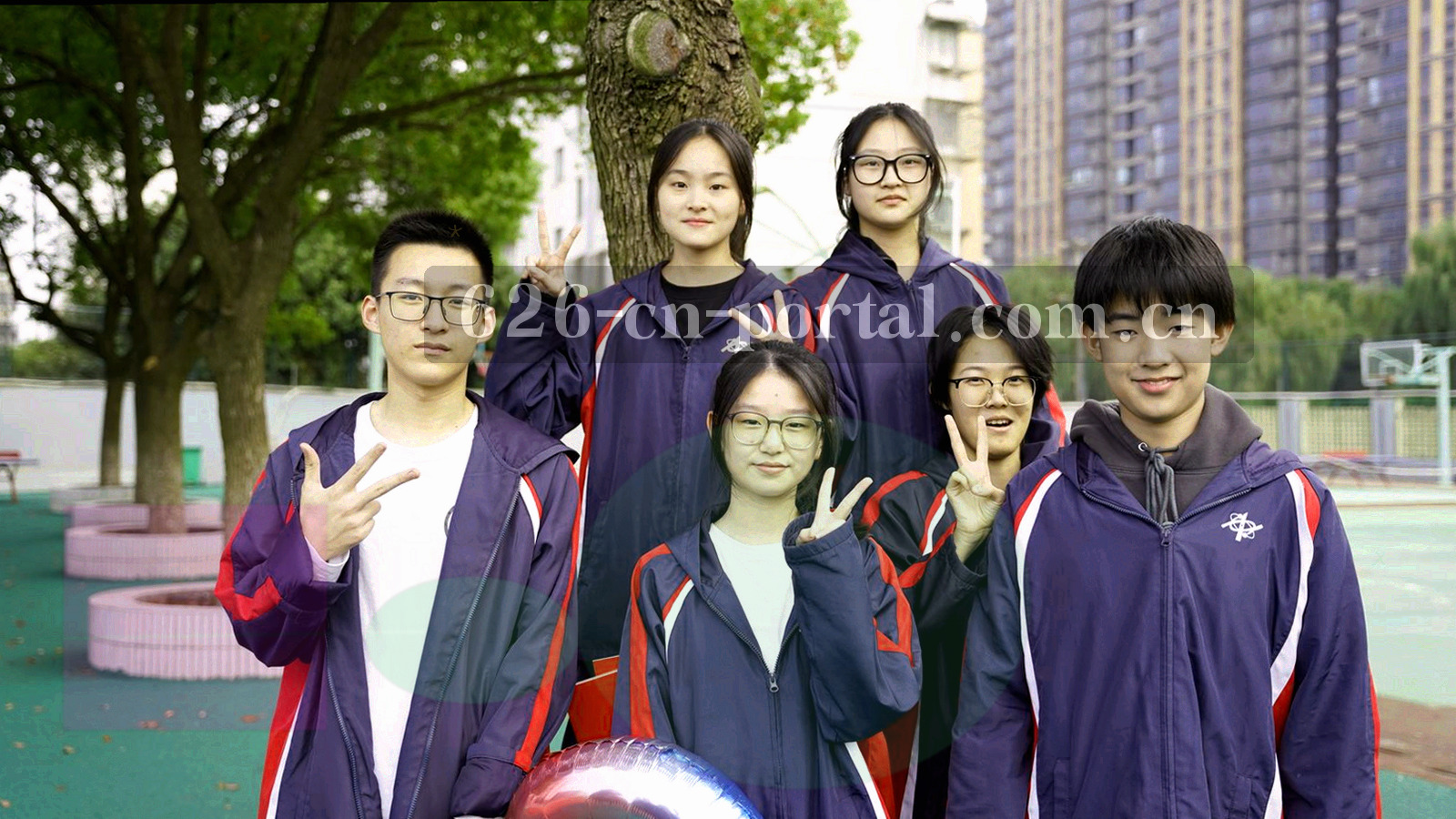 深色透视走廊向远处收束，两侧墙面排列微弱指示灯